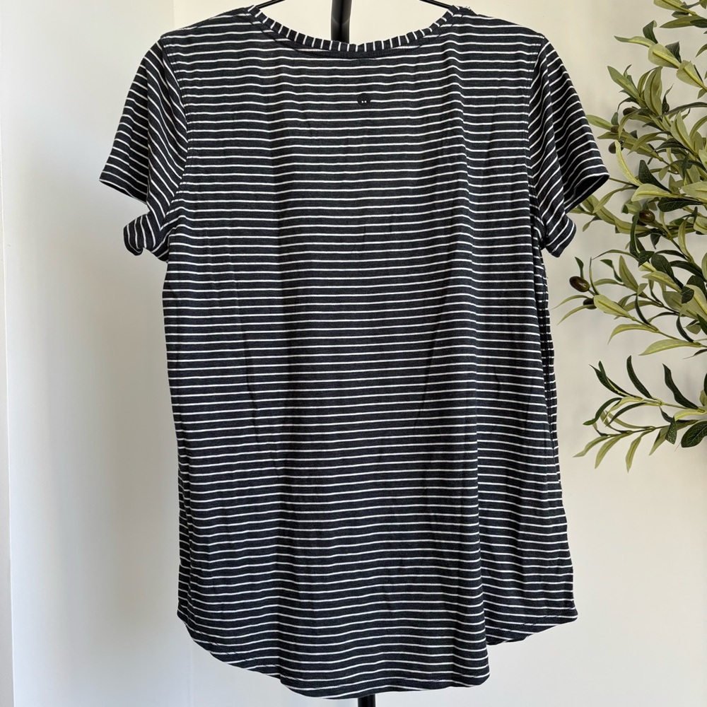 • [Lululemon] Striped V-Neck • - Picture 5 of 8